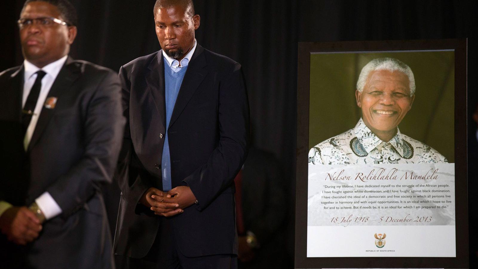 Mandla Mandela (középen) nagyapja ANC-beli búcsúztatásán. Fotó: Europress/Getty Images/Oli Scraff