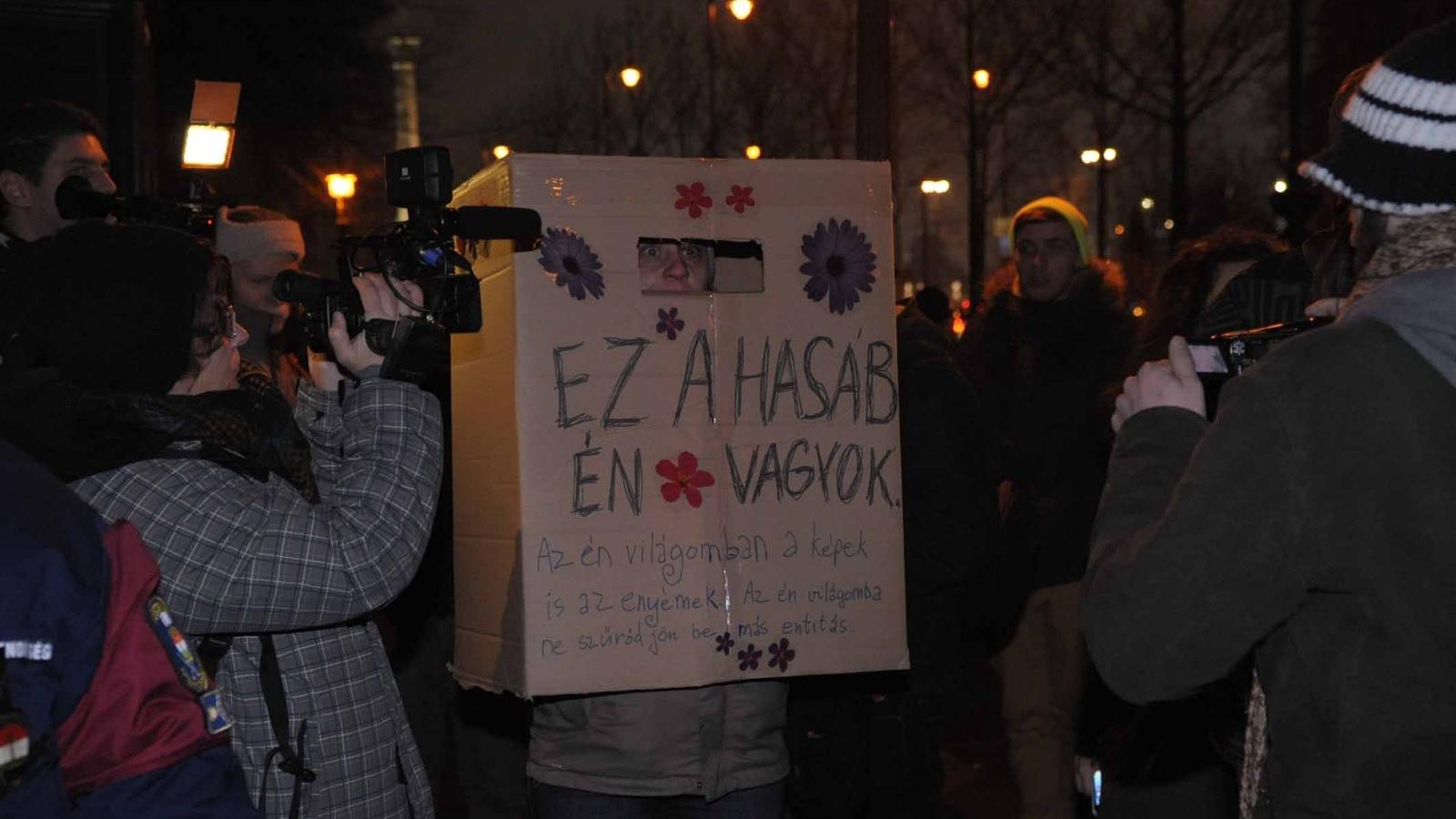 Csütörtök este, az alakuló ülés idején a Magyar Demokrata székháza előtt tiltakoztak az új folyóirat ellen FOTÓ: K 2 PRESS