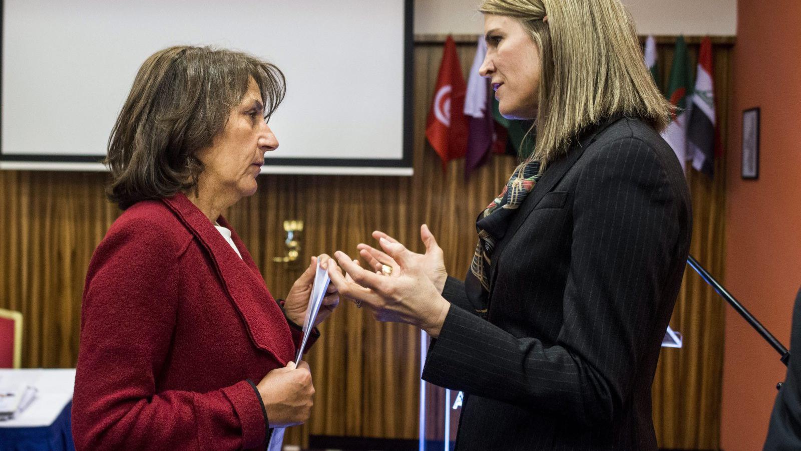 Colleen Bell amerikai nagykövet (j) és Marie-France André belga nagykövet a Magyar Iszlám Közösség rendezvényén. MTI Fotó: Marja