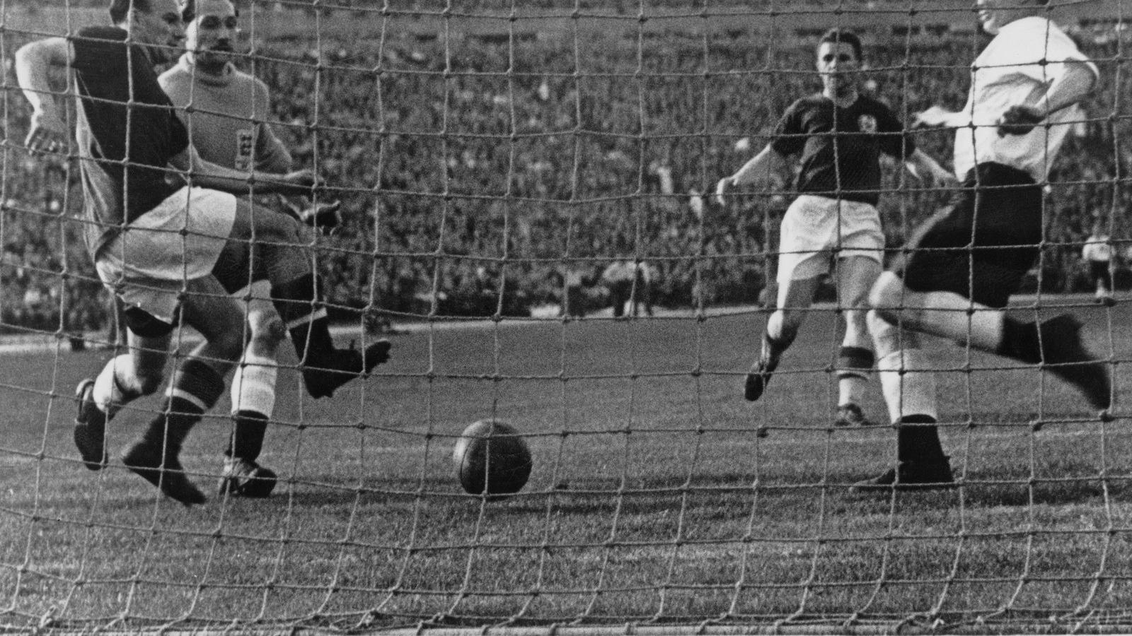 Puskás Ferenc a magyar -angol barátságos mérkőzésen a Népstadionban 1954-ben - Fotó: Keystone / Hulton Archívum / Getty Images