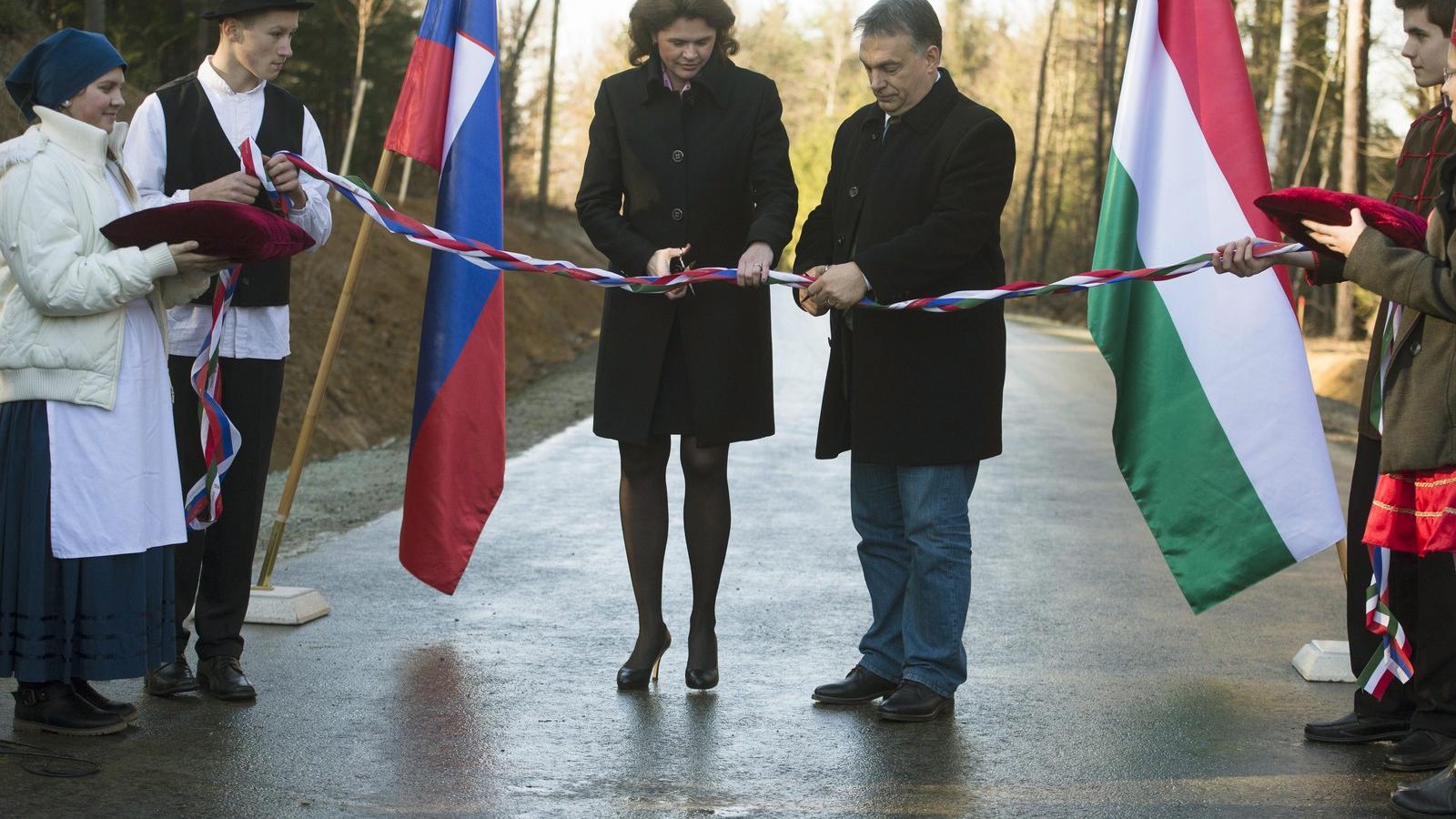 Orbán Viktor magyar és Alenka Bratusek szlovén miniszterelnök átadja a Vas megyei Felsőszölnök és Kétvölgy közötti utat 2014. ja