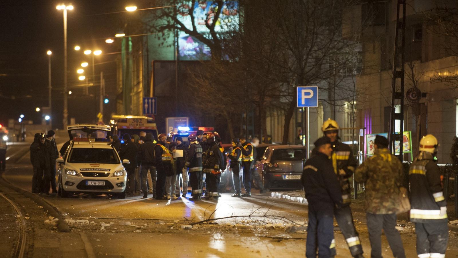 A robbanásban az út túloldalára is repült törmelék. Fotó: Vajda József/Népszava