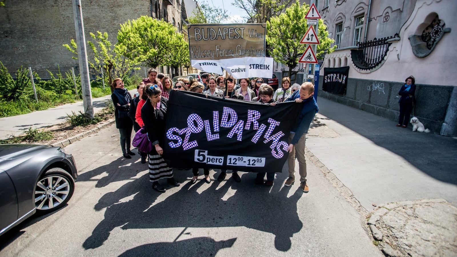 A budapesti Kölcsey Ferenc Gimnázium tanárainak ötperces demonstrációja csütörtökön. MTI Fotó: Balogh Zoltán