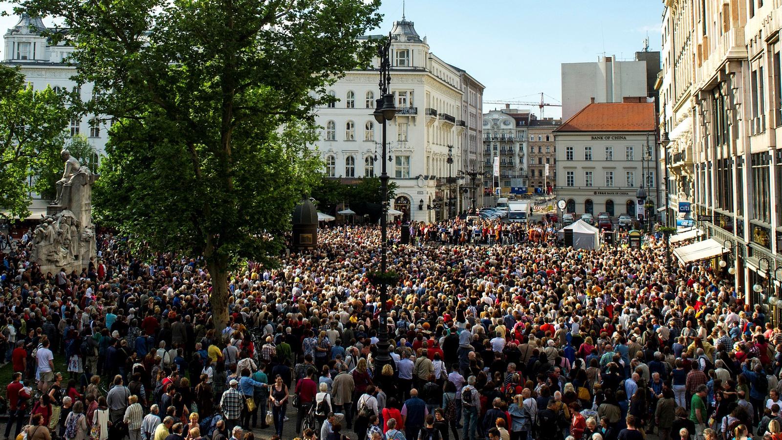 A városnak minden művészt meg kell becsülnie, hangzott el a Vörösmarty téren szombat délután FOTÓ: VAJDA JÓZSEF