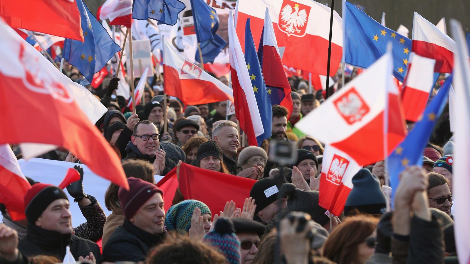 Lengyel és uniós zászlókat is lengettek FOTÓ: EUROPRESS/GETTY IMAGES/SEAN GALLUP