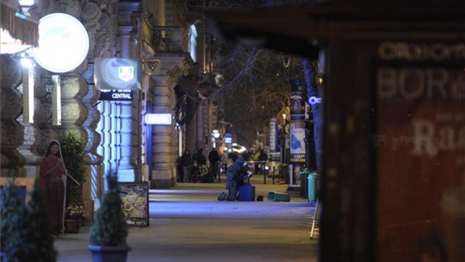 Tűzszerész Budapesten, az Andrássy úton, ahol ismeretlen csomagot találtak egy bankfióknál 2014. január 15-én. A rendőrség közlé