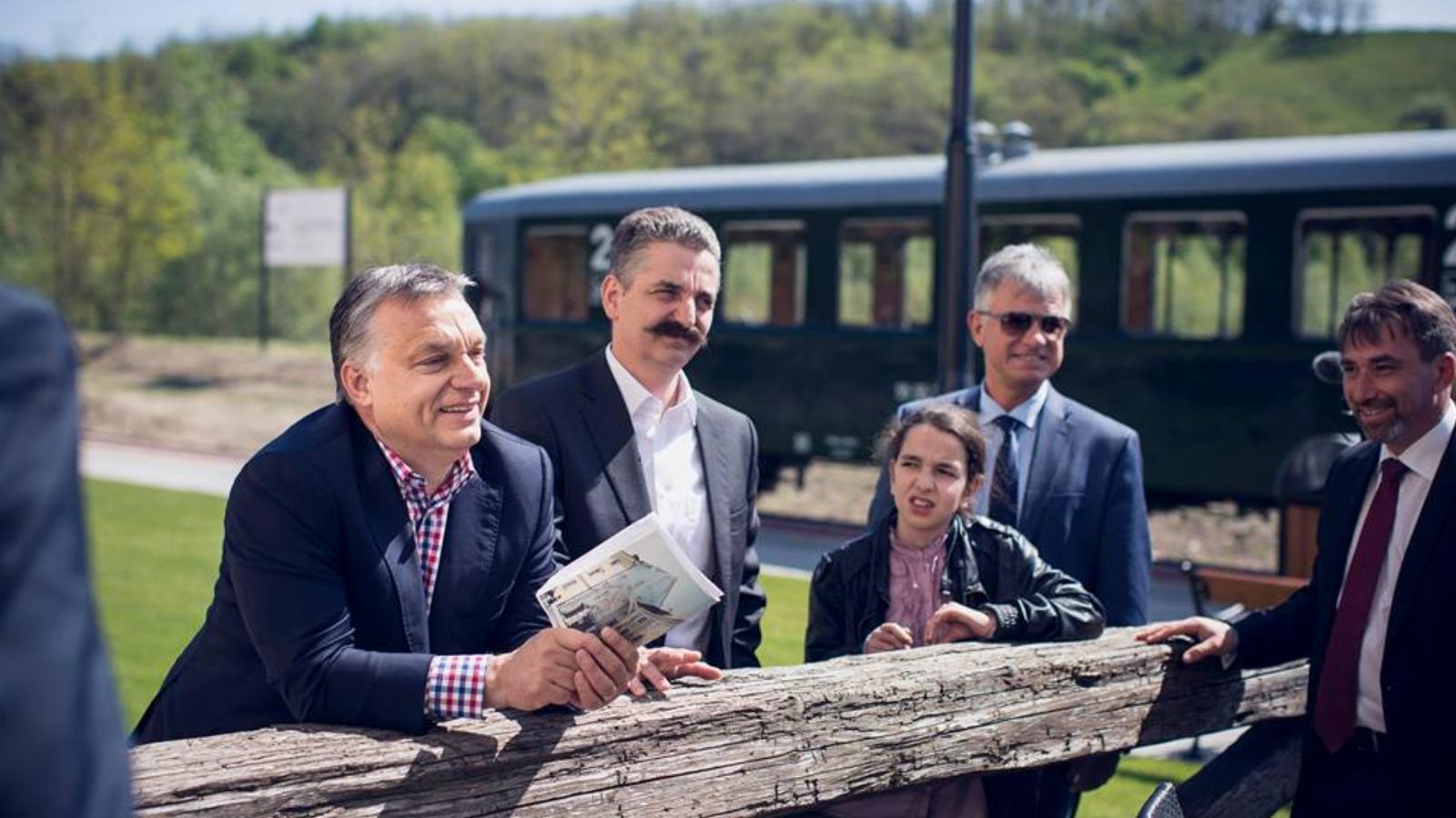 Hű de jó kis új játékom van! - A miniszterelnök a felcsúti kisvasút avatásán/Facebook/Orbán Viktor