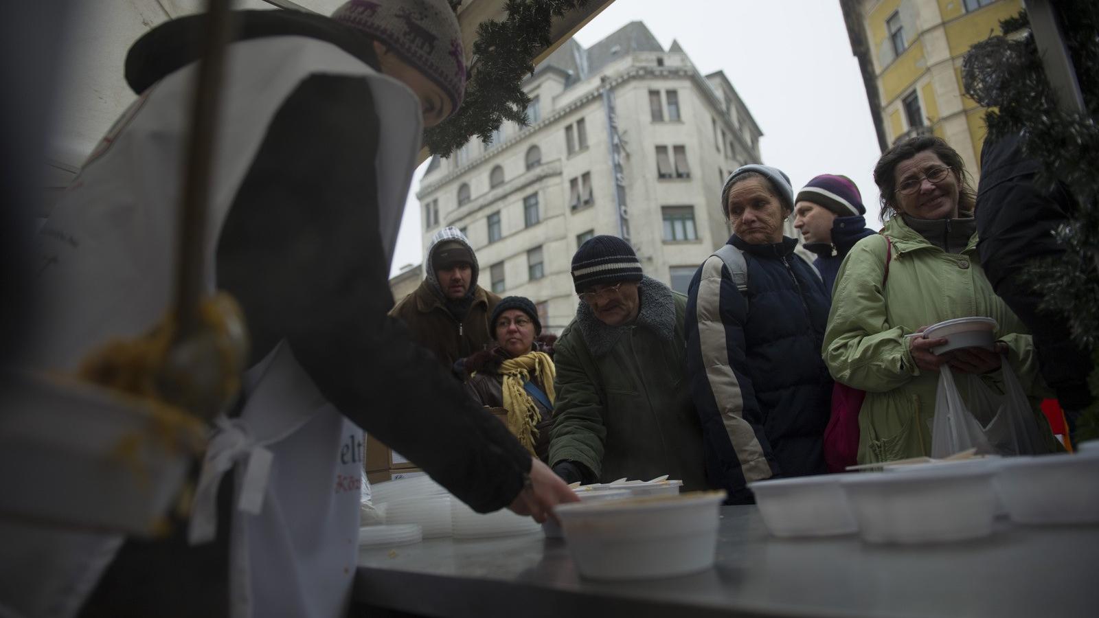 Hiába kérte, nem kapta meg az engedélyt az ételosztásra Budapesten jó néhány civil szervezet. Fotó: Bielik István/Népszava