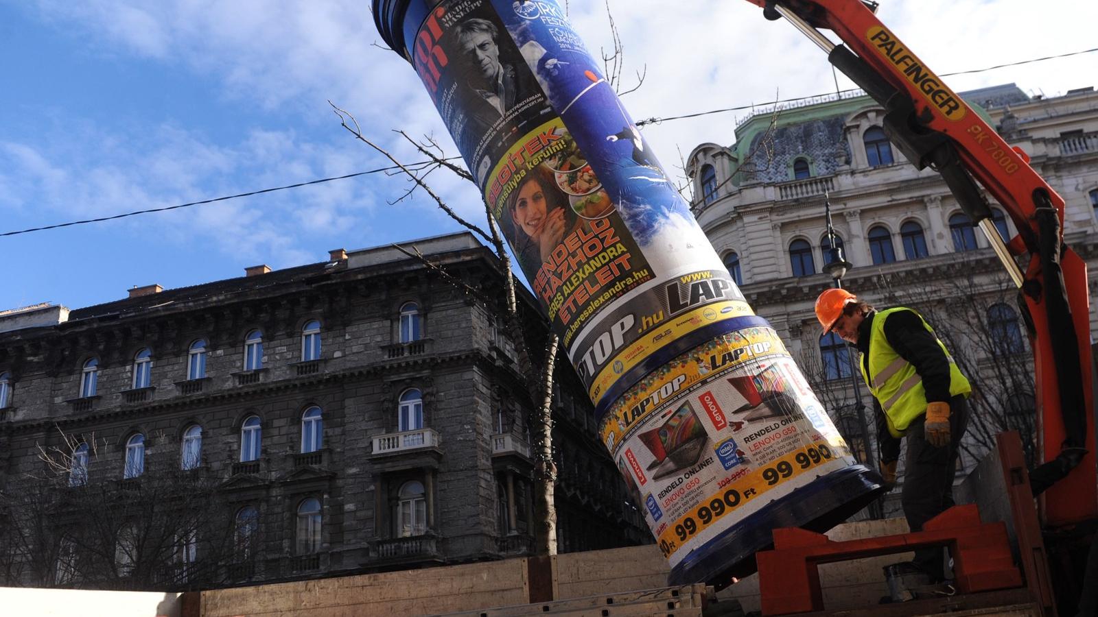 Simicska egyik hirdetőhelye az oszlopháború kellős közepén. FOTÓ: Népszava