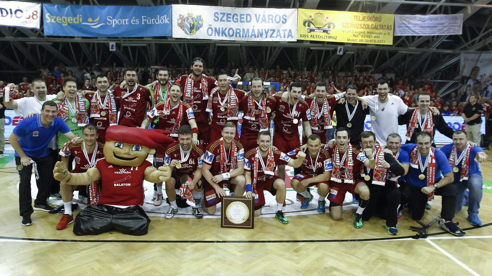 A veszprémi csapat a K&H férfi liga MOL-Pick Szeged - MVM Veszprém kézilabda-mérkőzés után május 21-én. MTI Fotó: Kovács Anikó