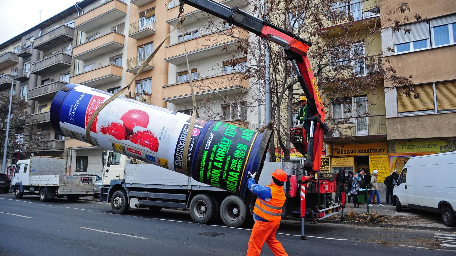 Elvitték a hirdetőoszlopokat FOTÓ: Molnár Ádám