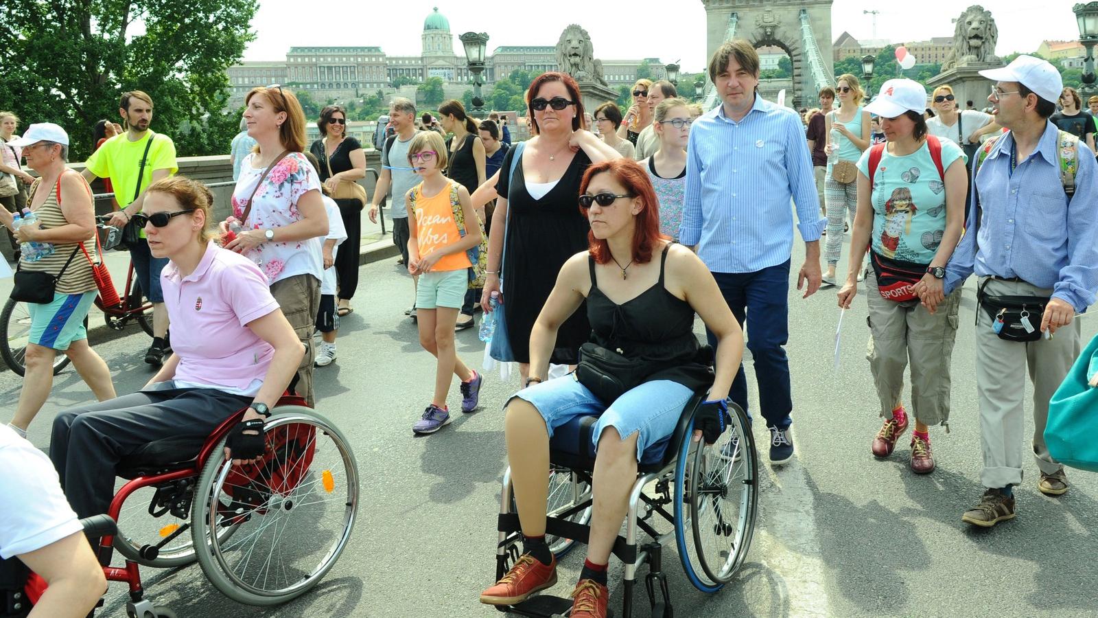 Idén harmadszor rendezték meg a Rehab Critical Mass felvonulást, amelynek célja, hogy felhívja az emberek figyelmét a fogyatékos