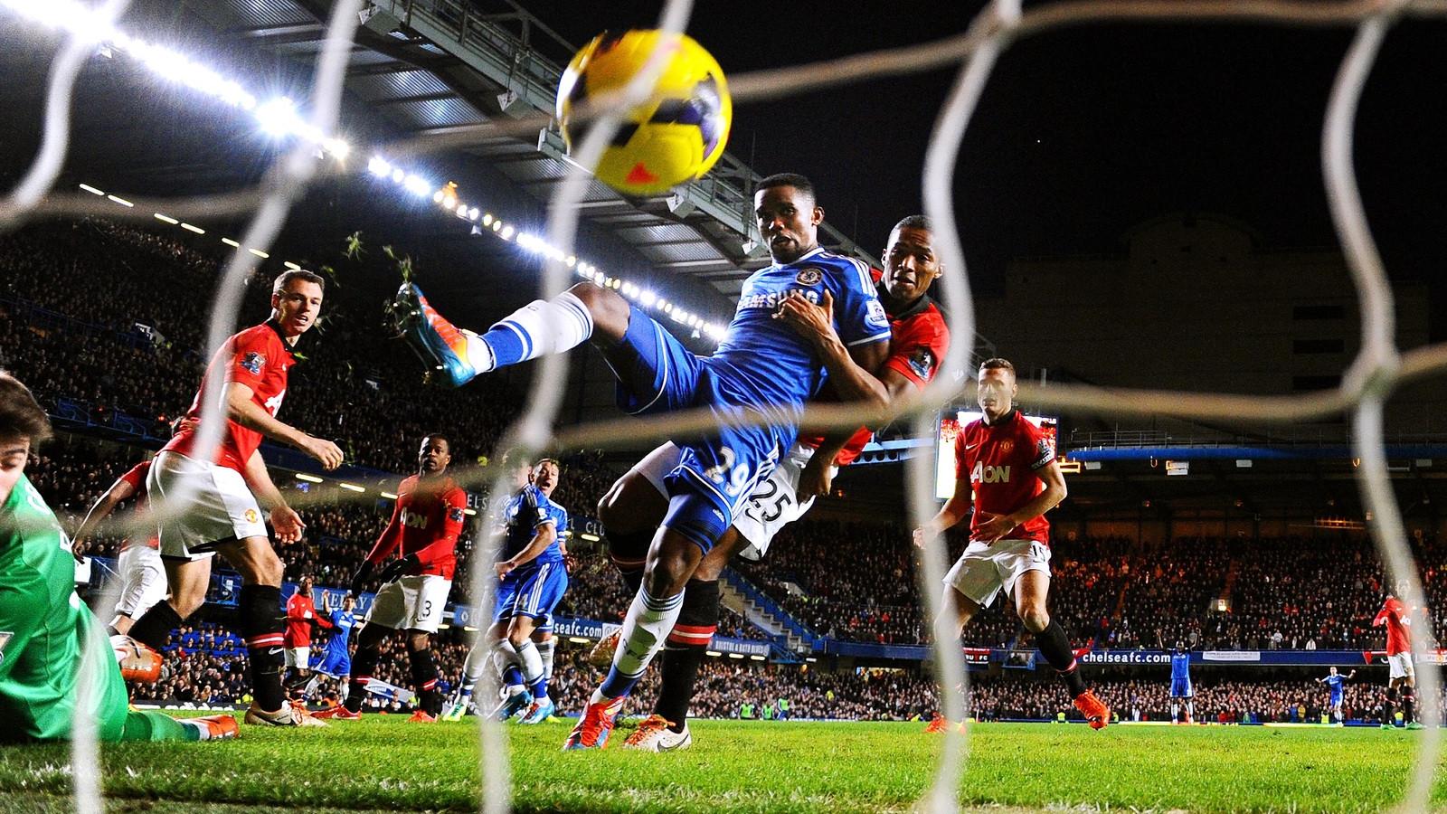 A Chelsea-ben játszó Samuel Eto`o csapata harmadik gólját rúgja a Manchester United ellen. Fotó: Mike Hewitt, Getty Images.