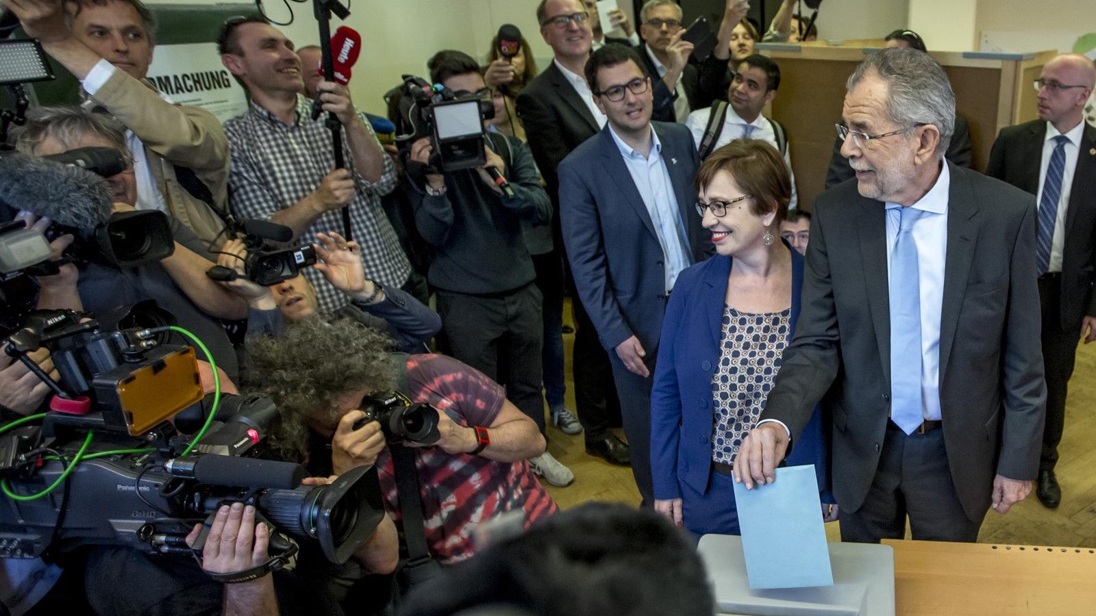  Alexander Van der Bellen és felesége bedobja szavazatát a májusi választáson. FOTÓ:  Jan Hetfleisch/Getty Images