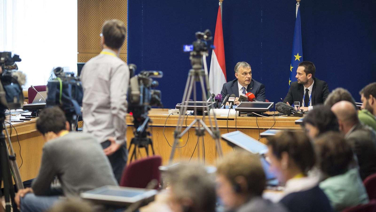 Orbán Viktor és sajtófőnöke, Havasi Bertalan Brüsszelben is olyan egyértelműen válaszoltak a kérdésekre, mint itthon FOTÓ: MTI/S