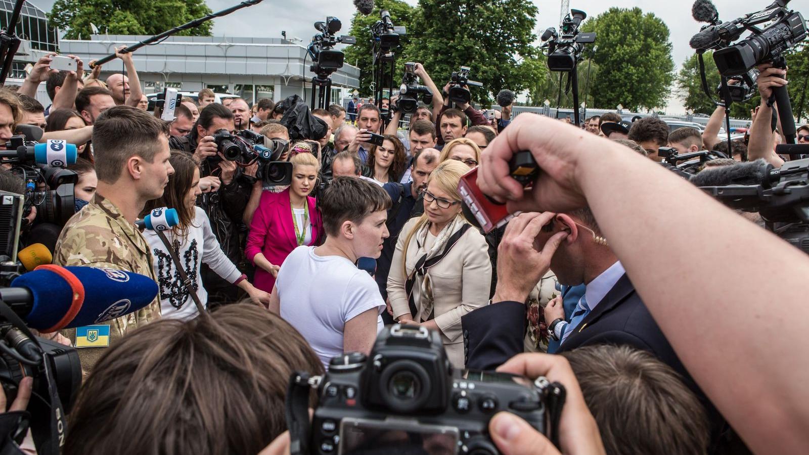 A börtönből hazatérő Szavcsenko ellenségesen viszonyult az üdvözlésére érkező Timosenkóhoz FOTÓ: EUROPRESS/GETTY IMAGES/BRENDAN 