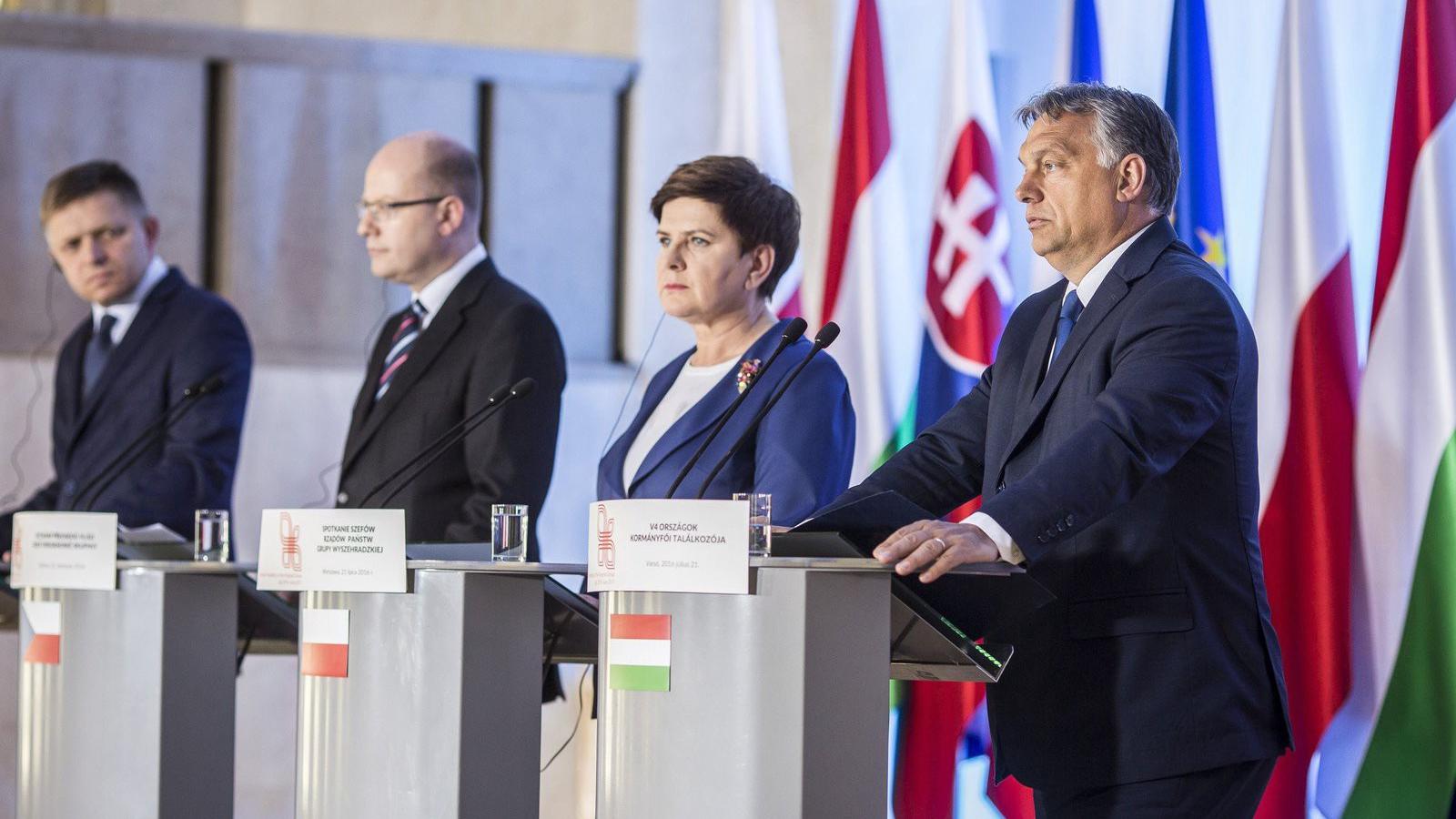 Robert Fico szlovák, Bohuslav Sobotka cseh, Beata Szydlo lengyel és Orbán Viktor magyar miniszterelnök  sajtótájékoztatót tart a