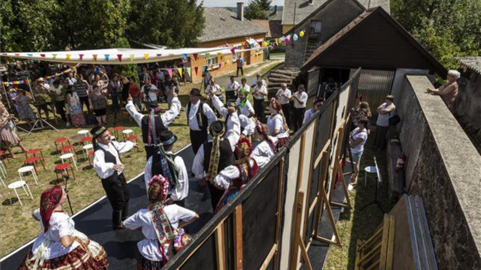 A zengővárkonyi Köpüfa együttes MTI Fotó: Szigetváry Zsolt