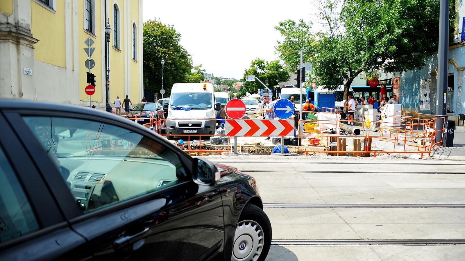 Szépvölgyi út–Bécsi út: a felfordulás szerdáig tart FOTÓ: MOLNÁR ÁDÁM