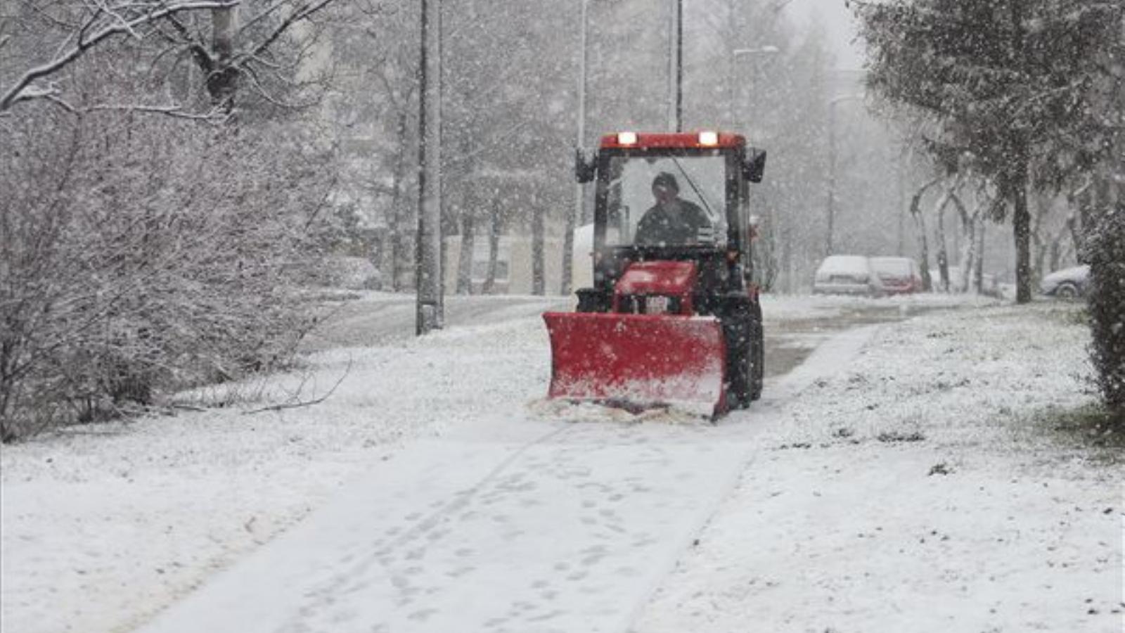 Egy hókotró járdát takarít Nagykanizsán 2014. január 24-én. Az Országos Meteorológiai Szolgálat szerint a Sopron-Szolnok-Debrece