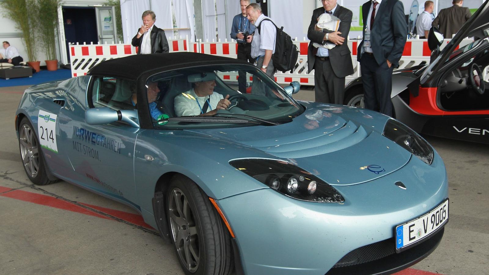 A Tesla Roadster egy berlini kiállításon. Fotó: Sean Gallup/Getty Images.