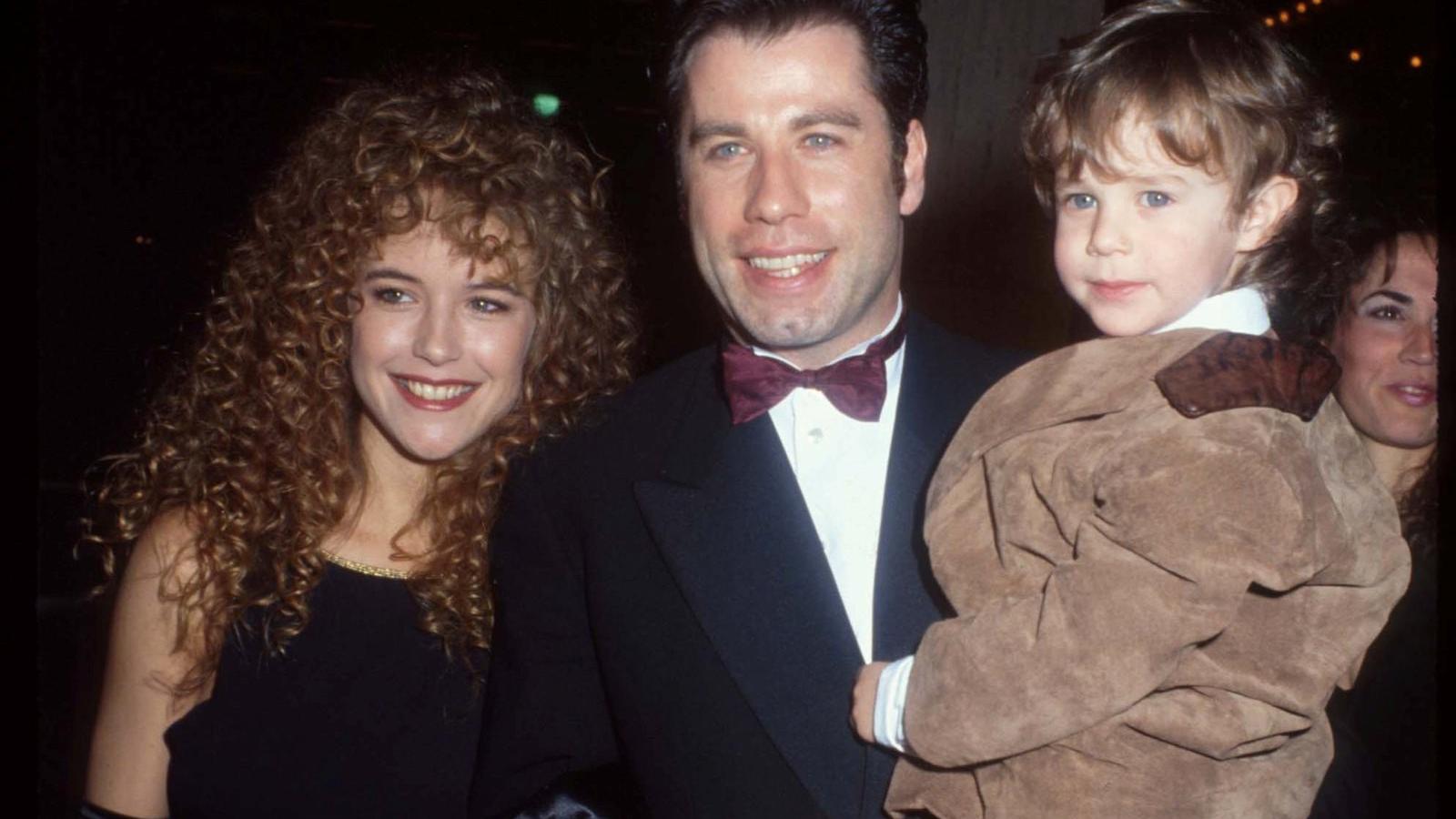 1990- Los Angeles - John Travolta és felesége, Kelly Preston, az egyik gyerekszereplővel érkezik a "Nicsak" bemutatójára - Fotó: