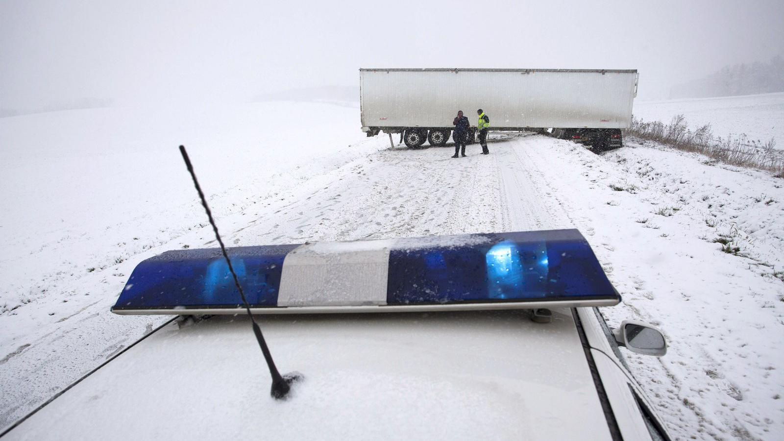 Van, ahol még arra sem volt lehetőség, hogy a forgalmat eltereljék, a legtöbb gondot a kamionok okozták az utakon FOTÓ: MTI/VARG