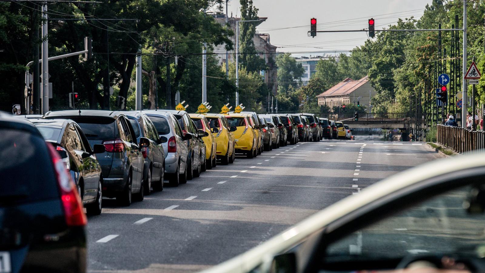 Az Uber közösségi személyszállító Az utolsó kör elnevezésű demonstrációja Budapesten 2016. július 23-án. MTI Fotó: Balogh Zoltán