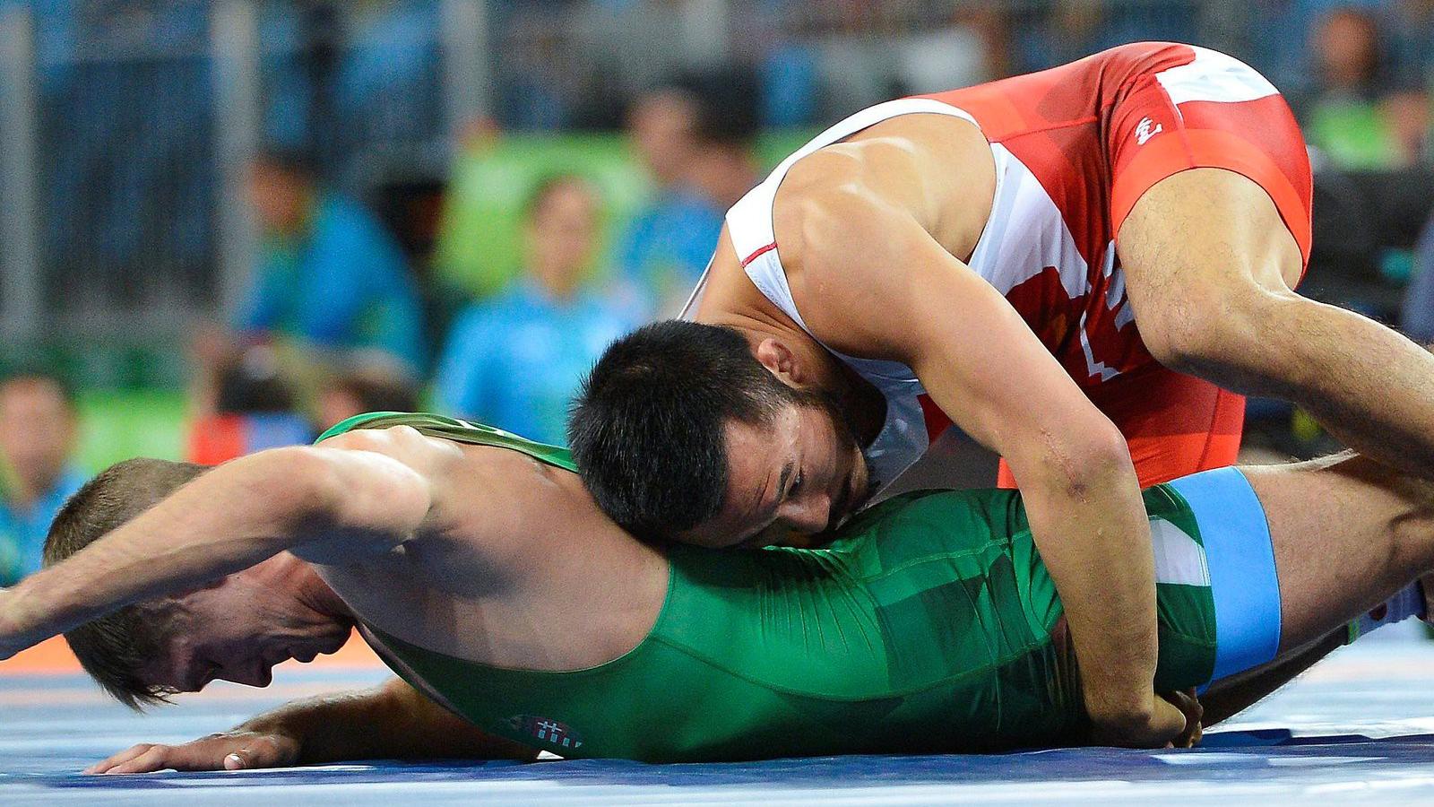  Lőrincz Tamás (alul) és a dél-koreai Rju Han Szu. MTI Fotó: Czeglédi Zsolt