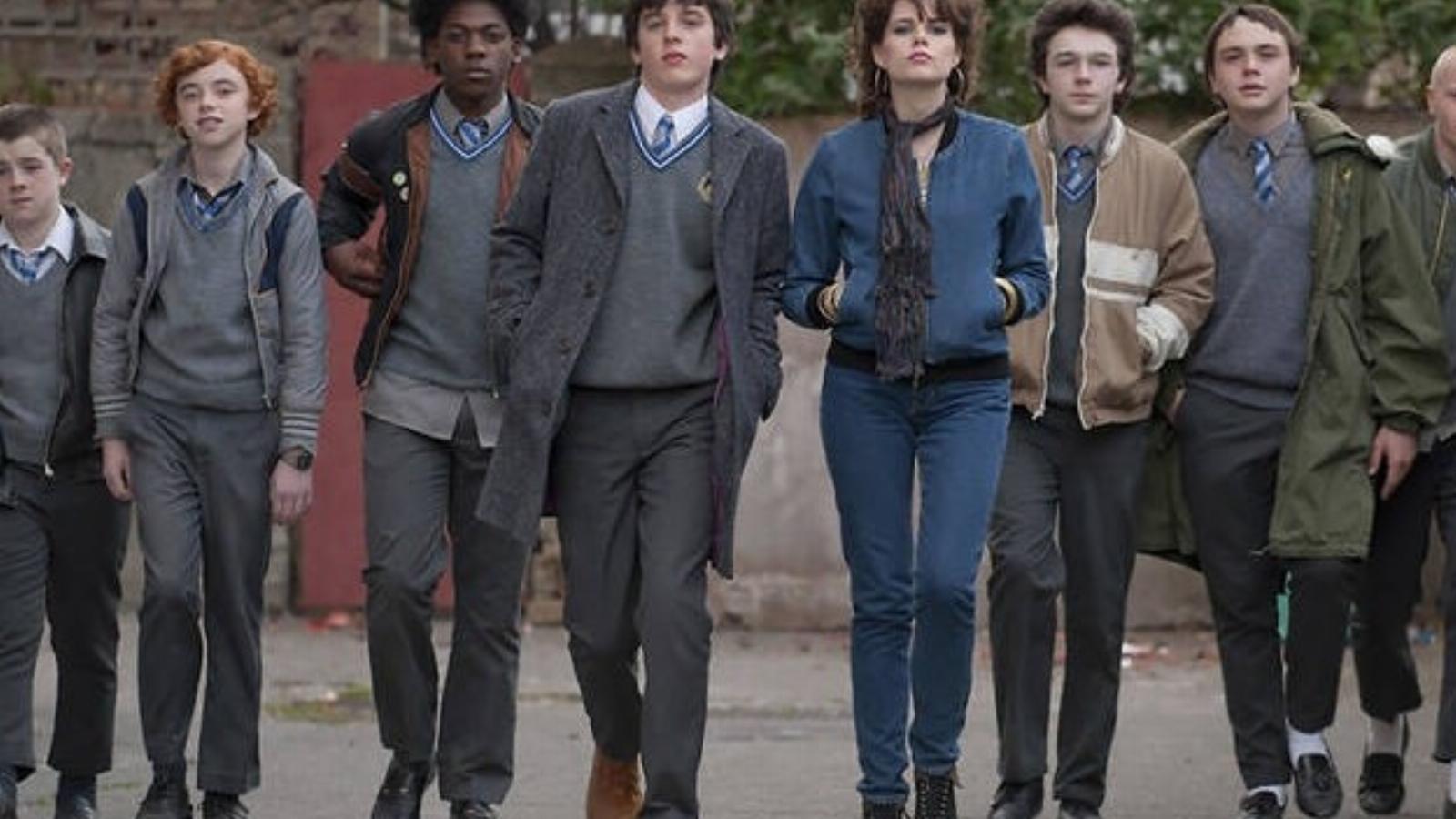 A Sing Street-banda lendületben. Középen a főszereplő Ferdia Walsh-Peelo, mellette a szépséges modell Lucy Boynton FORRÁS: VERTI