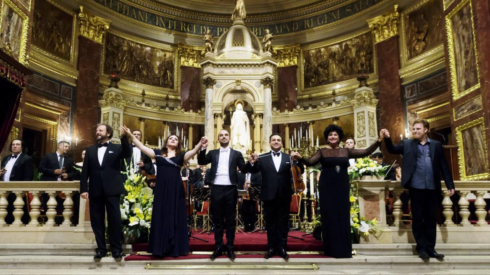 A képen Kiss B. Atilla, Lukács Gyöngyi, Hámori Máté, Mága Zoltán, Komlósi Ildikó és Molnár Levente FOTÓ: SCHUMY CSABA

