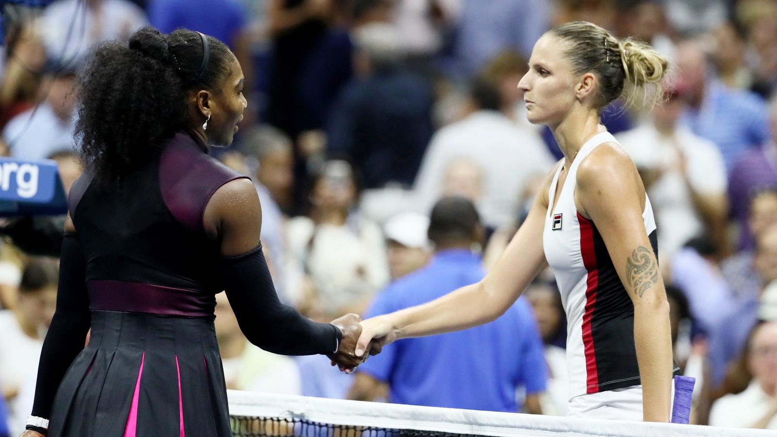 Ezúttal Serena Williamsnek (balra) kellett kezet nyújtania - Fotó: Al Bello/Getty Images