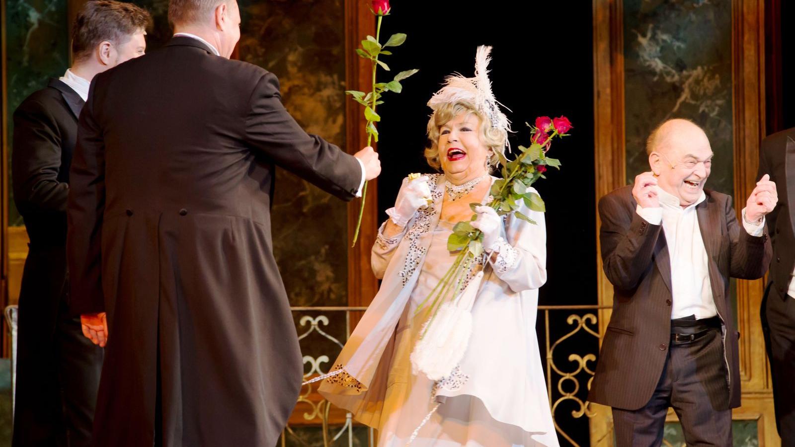 A társulat tagjai köszöntötték Lehoczky Zsuzsát, jobbján Bodrogi Gyula FOTÓK: KÁLLAI-TÓTH ANETT