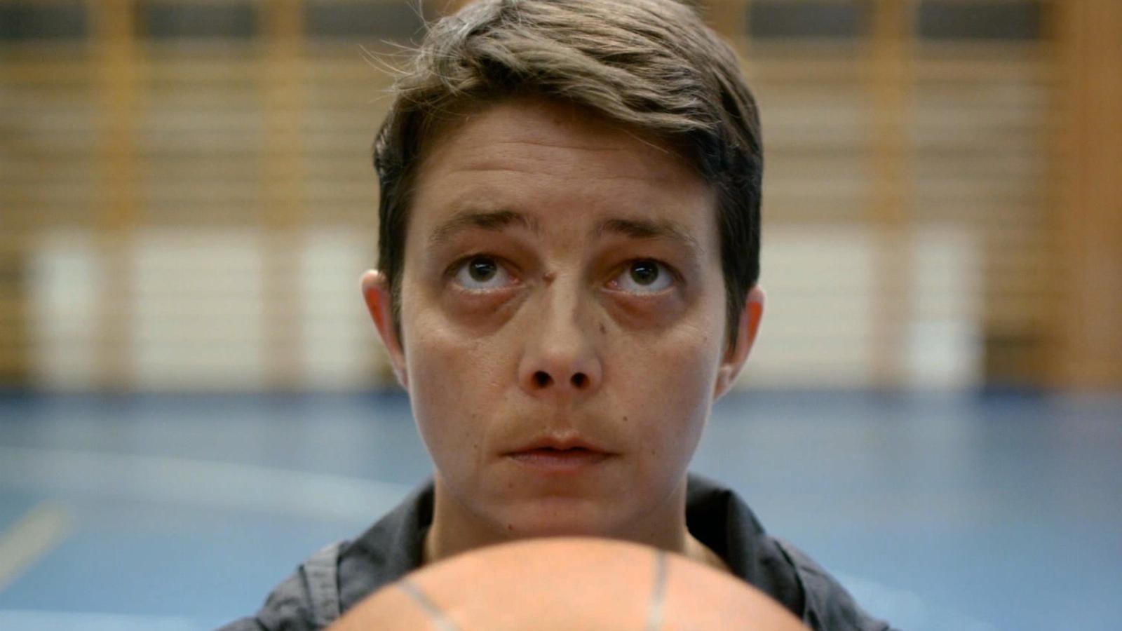 A Szép alak című filmben gyermekien kíváncsi takarítónő szeret bele a legszebb gimis lányba Forrás: SZFE