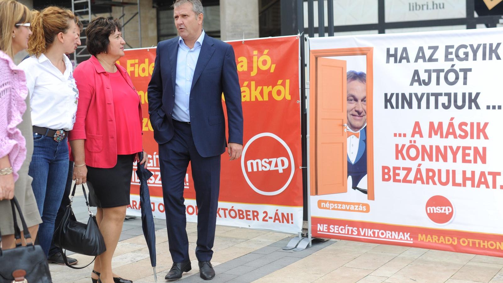 Gurmai Zita, az MSZP elnökségének tagja és Molnár Gyula pártelnök a Nyugati téren: szocialista plakátok a referendum ellen FOTÓ: