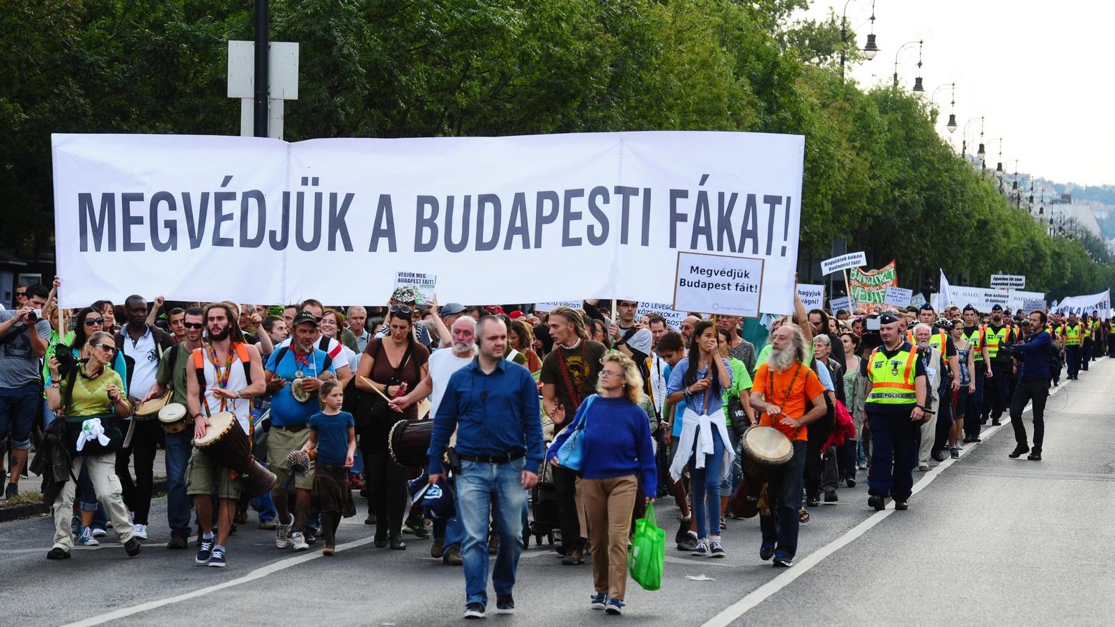 Tüntetők az Andrássy úton  FOTÓ: MOLNÁR ÁDÁM