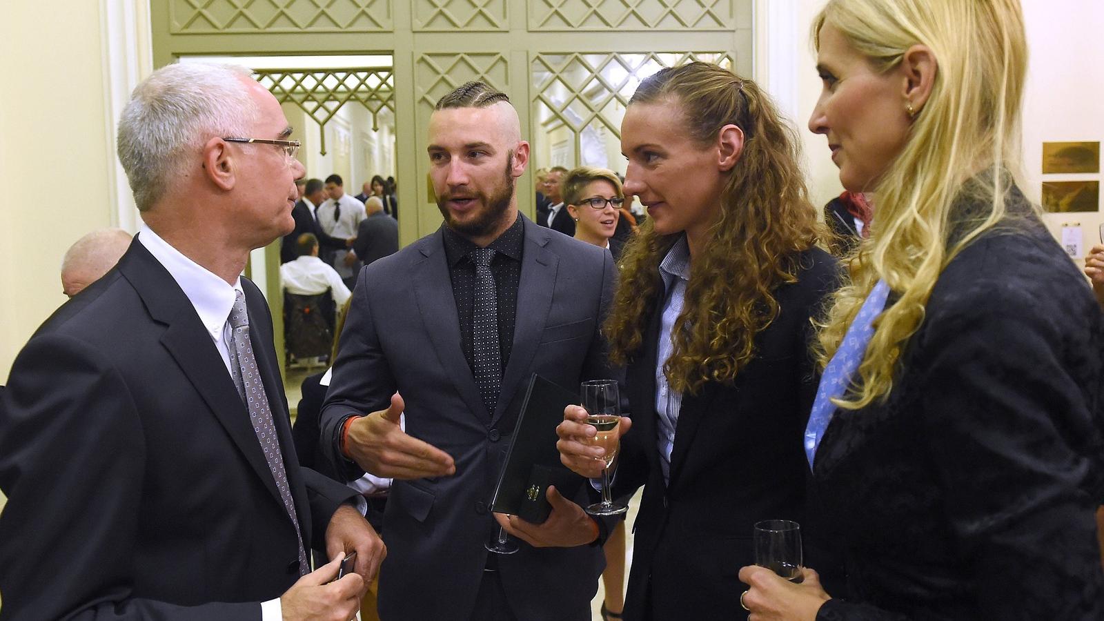 Szabó Tünde (j) az olimpikonok kitüntetési ünnepségén  MTI Fotó: Kovács Tamás