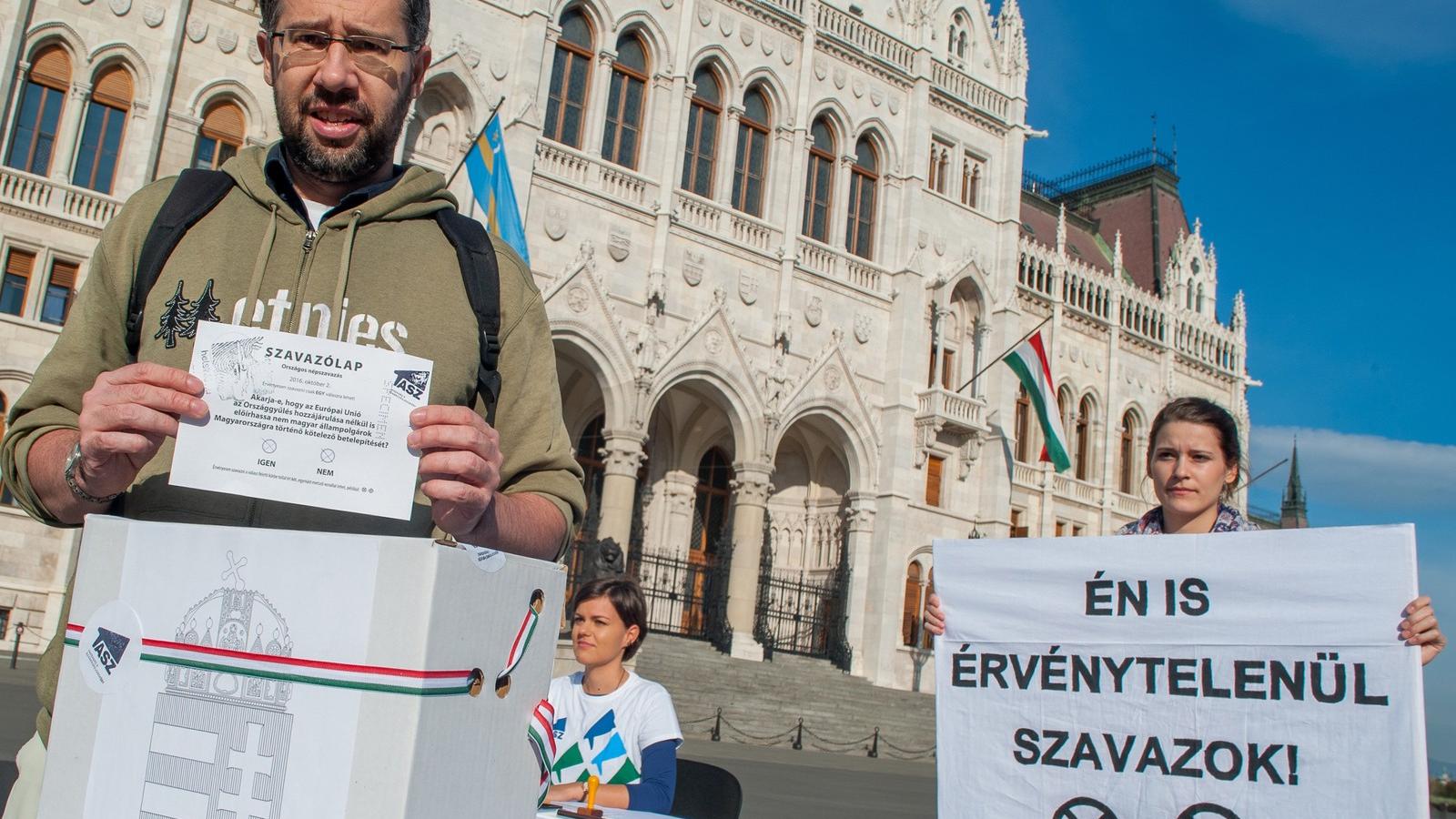 Demonstráló a Kossuth téren FOTÓ: MOLNÁR ÁDÁM