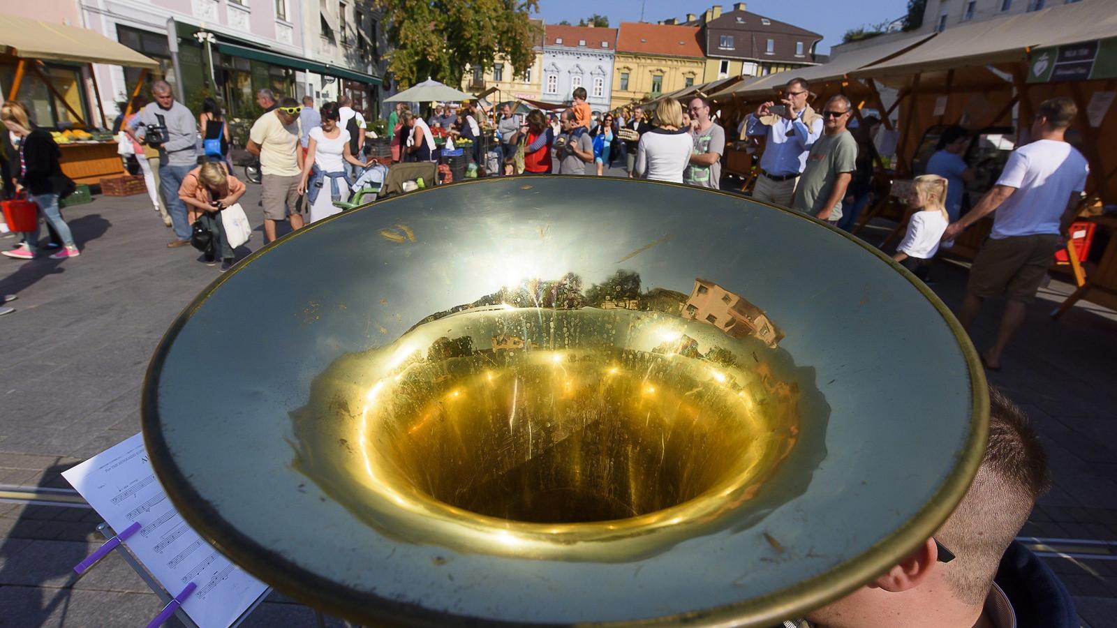 A Búza téri termelői piacon egy tuba együttes zenéjét is meghallgathatták az árusok és a vásárlók FOTÓK: HORVÁTH GÁBOR