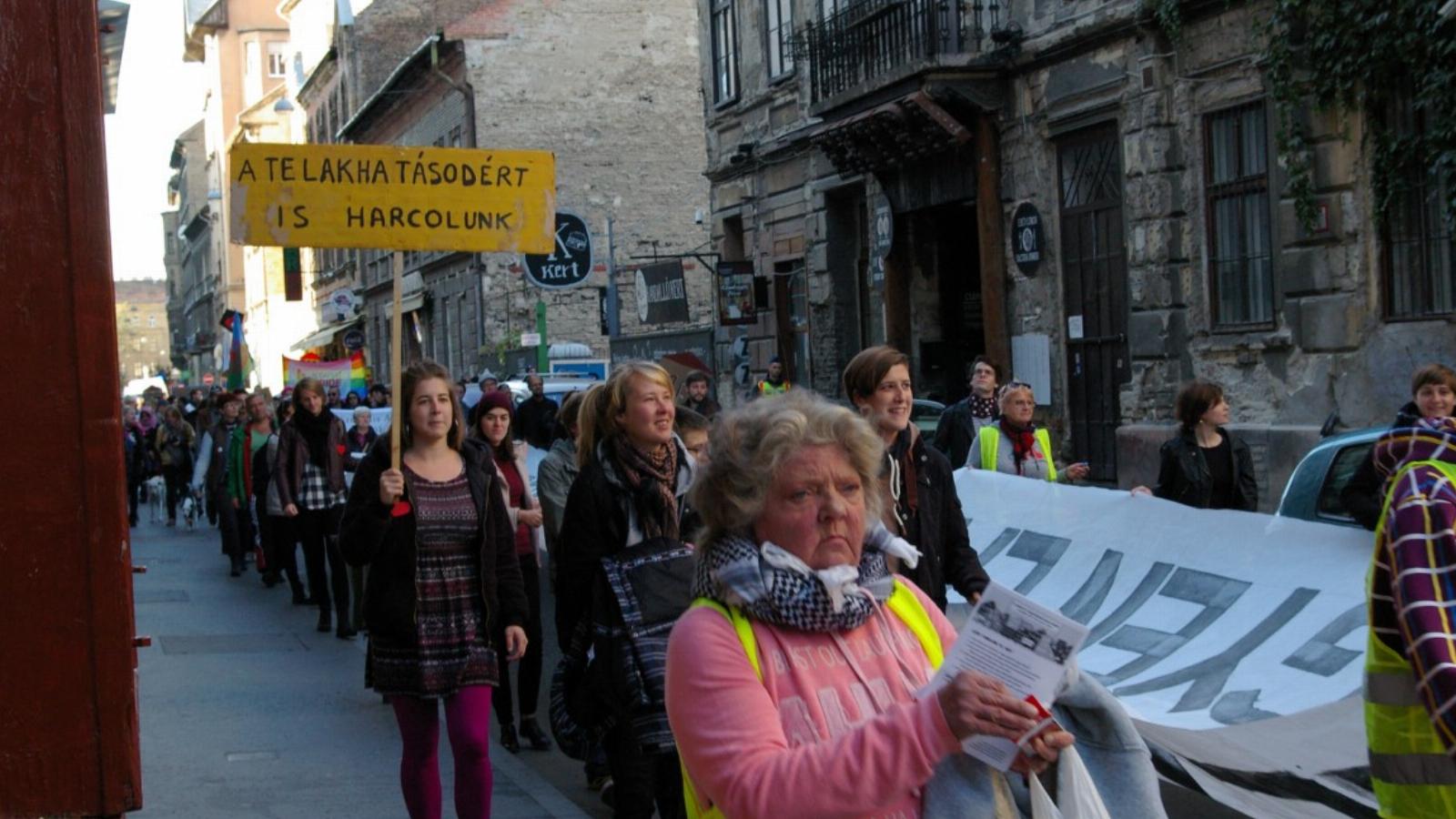 Senkinek ne kelljen döntenie, hogy egyen, vagy lakjon FORRÁS: AVM