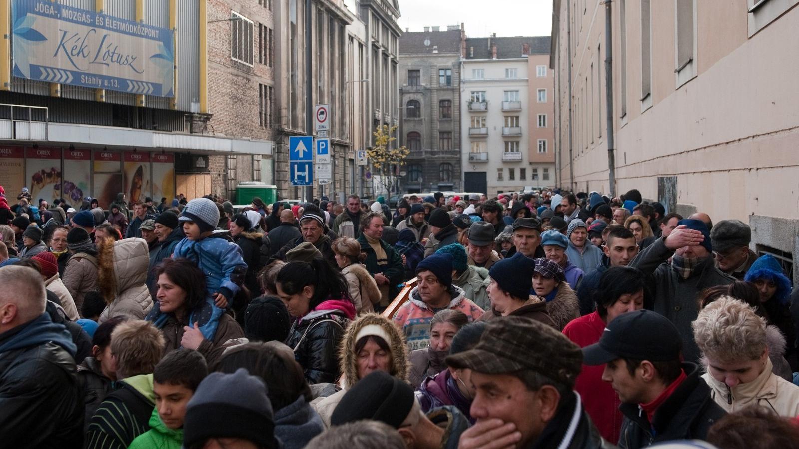 Tömeg egy két évvel ezelőtti ételosztáson a Blaha Lujza téren - Népszava fotó