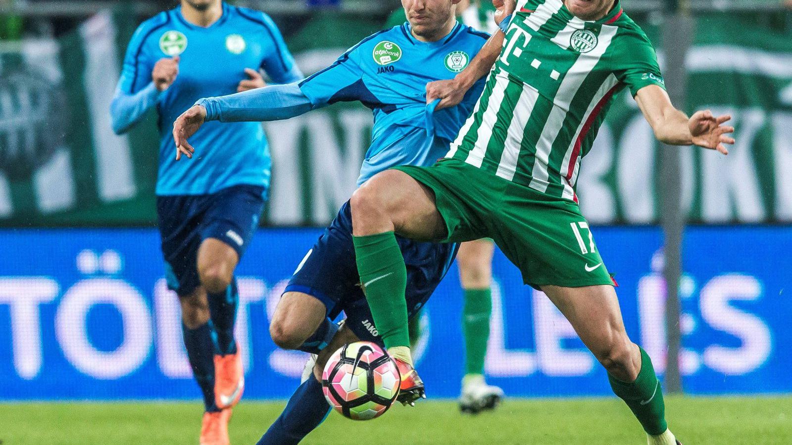 Pintér Ádám, az FTC játékosa és a paksi Hahn János a labdarúgó OTP Bank Liga 15. fordulójában játszott Ferencváros - Paksi FC mé