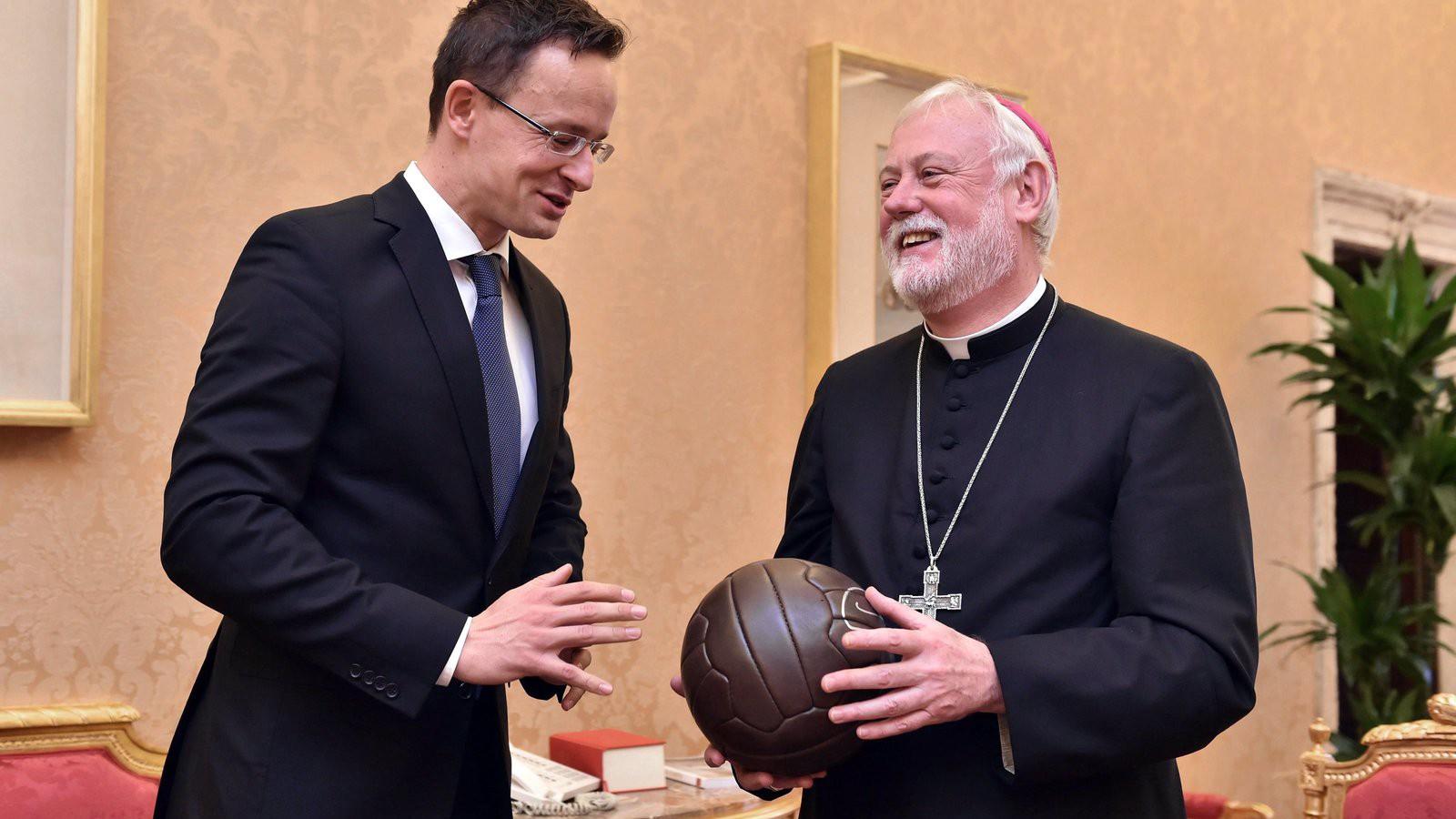 Szijjártó Péter Puskás-labdát ajándékoz Paul Richard Gallagher érseknek a vatikánban - MTI Fotó: KKM