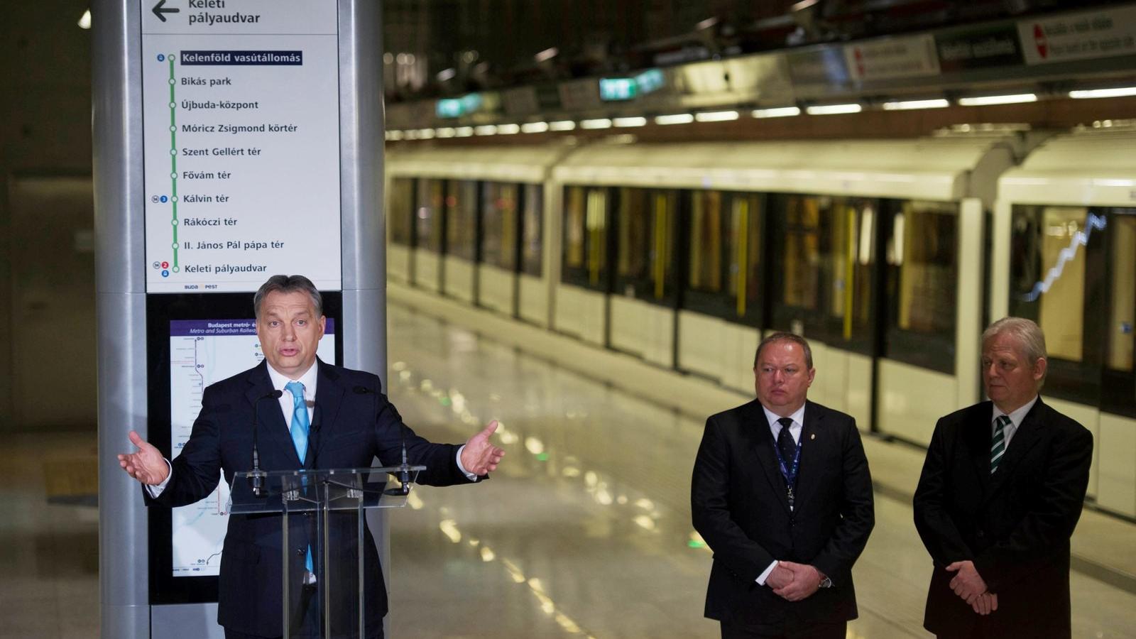 Orbán Viktor a 4-es metró átadásán 2014 tavaszán ( jobbra Győri Gyula, az NKH elnöke és Tartlós István főpolgármester) - Népszav