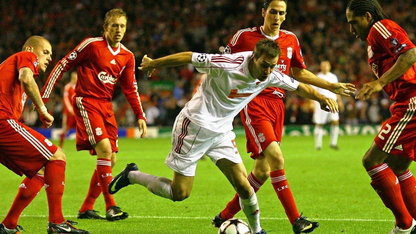 Szakály Péter középen a Liverpool elleni 2009-es meccsen. FOTÓ: Alex Livesey/Getty Images