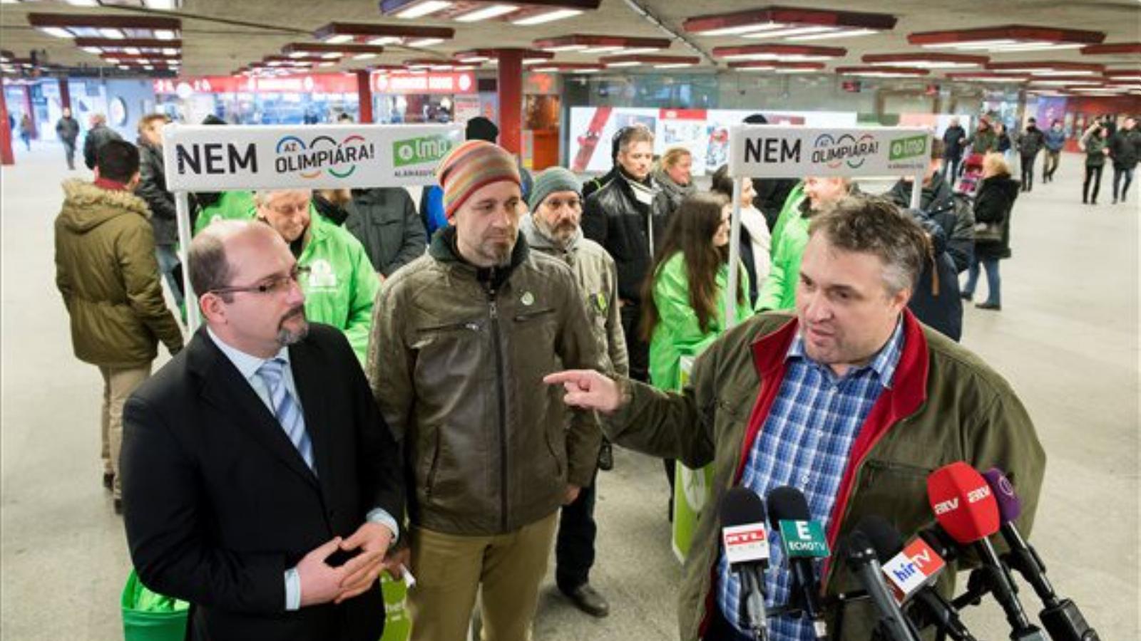 Sallai R. Benedek országgyűlési képviselő (j) beszél, mögötte Csárdi Antal fővárosi képviselő (b) és Ferenczi István elnökségi