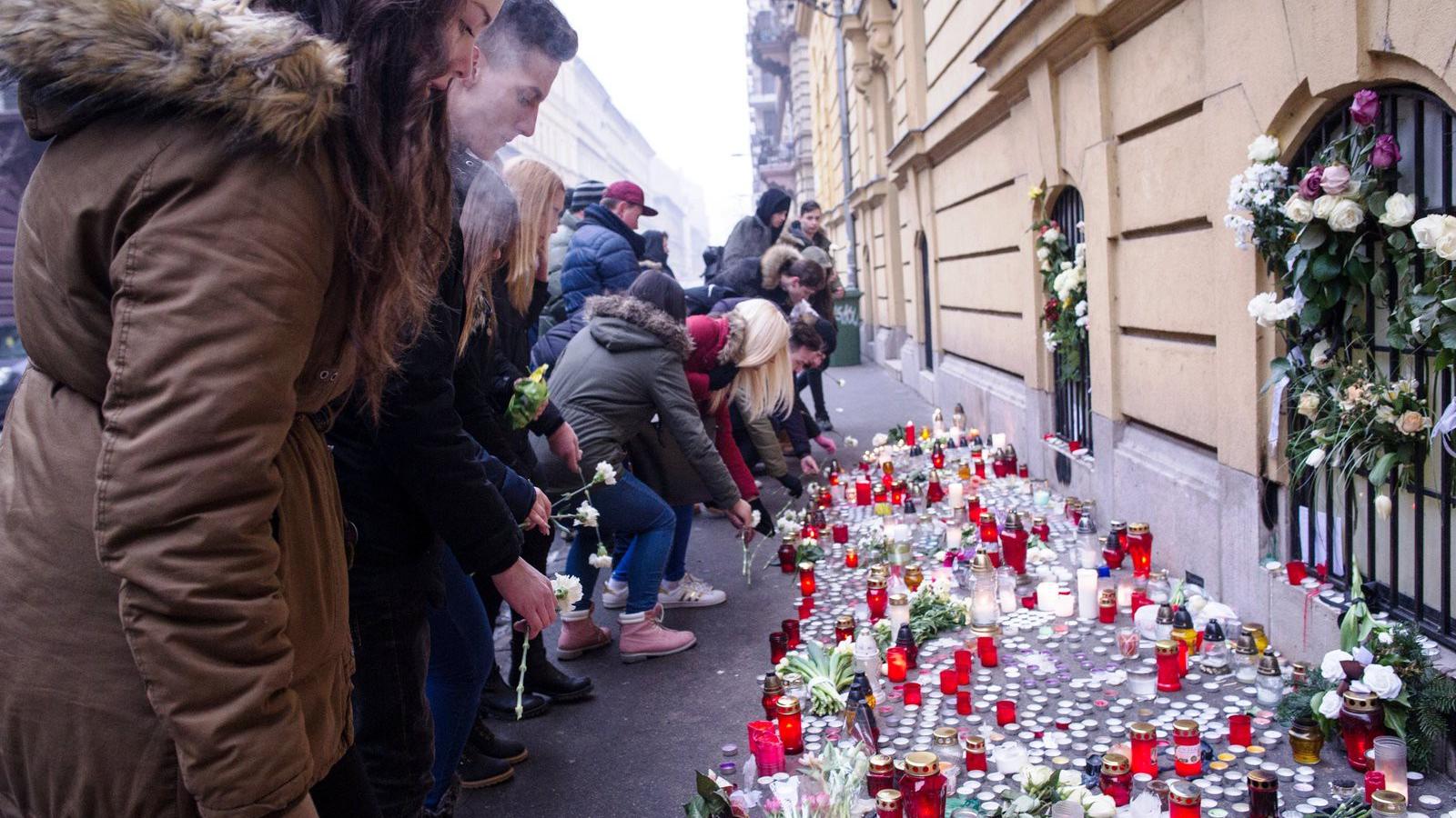 Megemlékező budapesti diákok a Szinyei Merse Pál Gimnáziumnál 2017. január 23-án. MTI Fotó: Kallos Bea