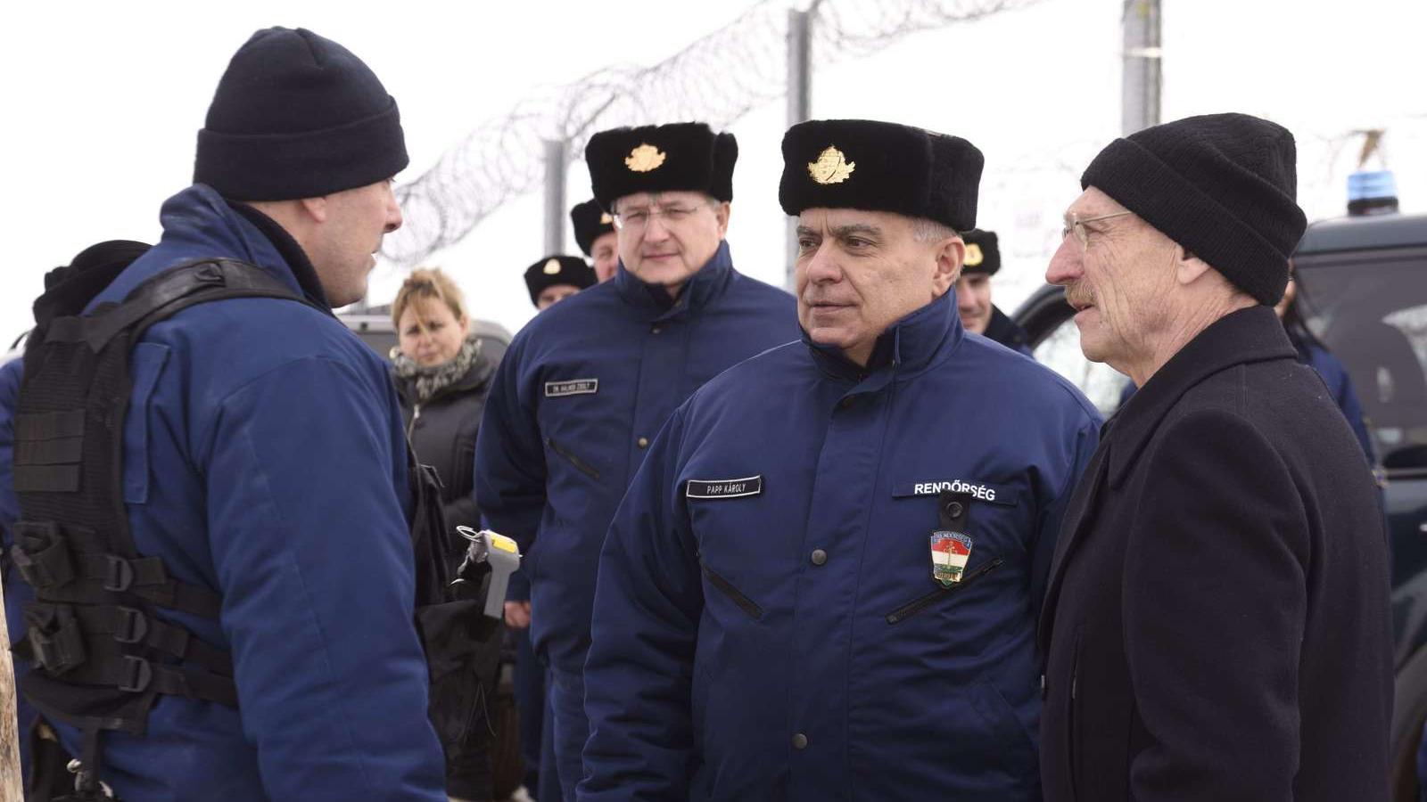 Halmosi Zsolt országos rendőrfőkapitány-helyettes, Papp Károly országos rendőrfőkapitány és Pintér Sándor belügyminiszter egy ha