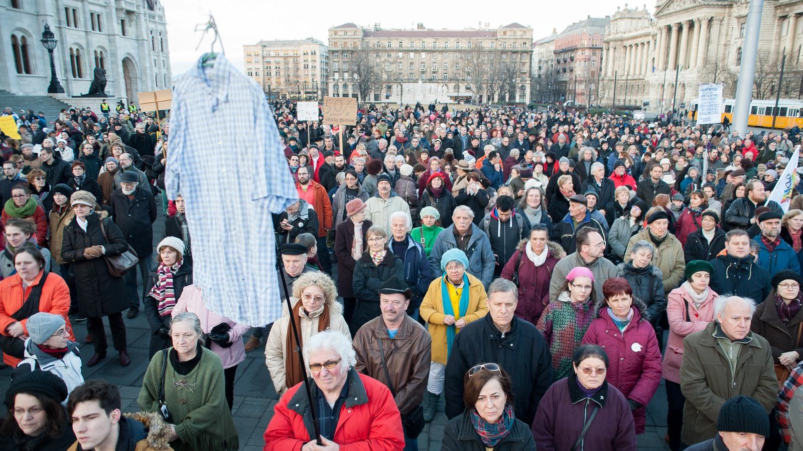 Tiltakozók a Kossuth téren FOTÓ: MOLNÁR ÁDÁM