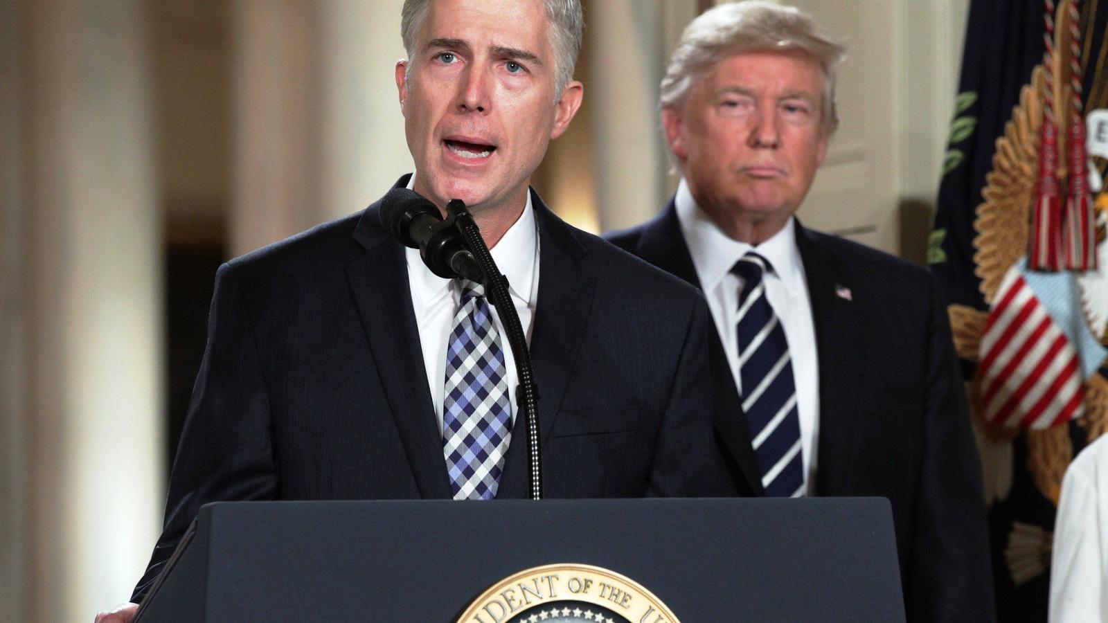 Neil Gorsuch, mögötte Trump. FOTÓ:Alex Wong/Getty Images